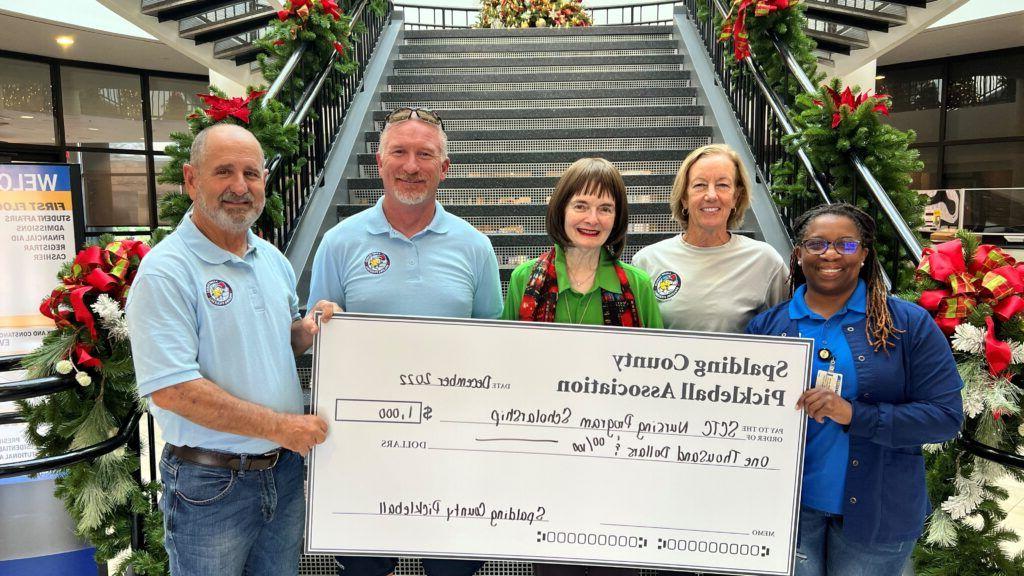 Spalding County Pickleball Association Makes 十大网赌平台推荐 基金会 Scholarship Donation